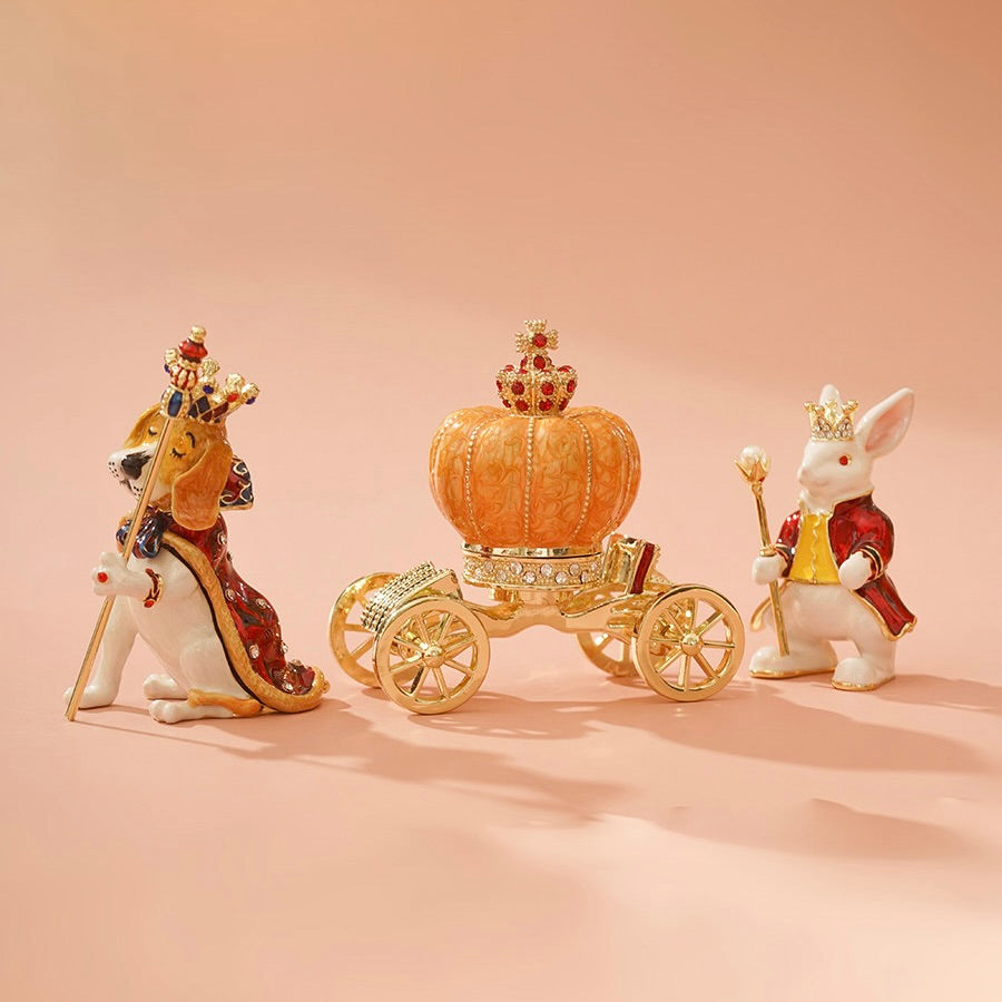 Decorative figurines of a horse-drawn carriage with two attendants on a beige background