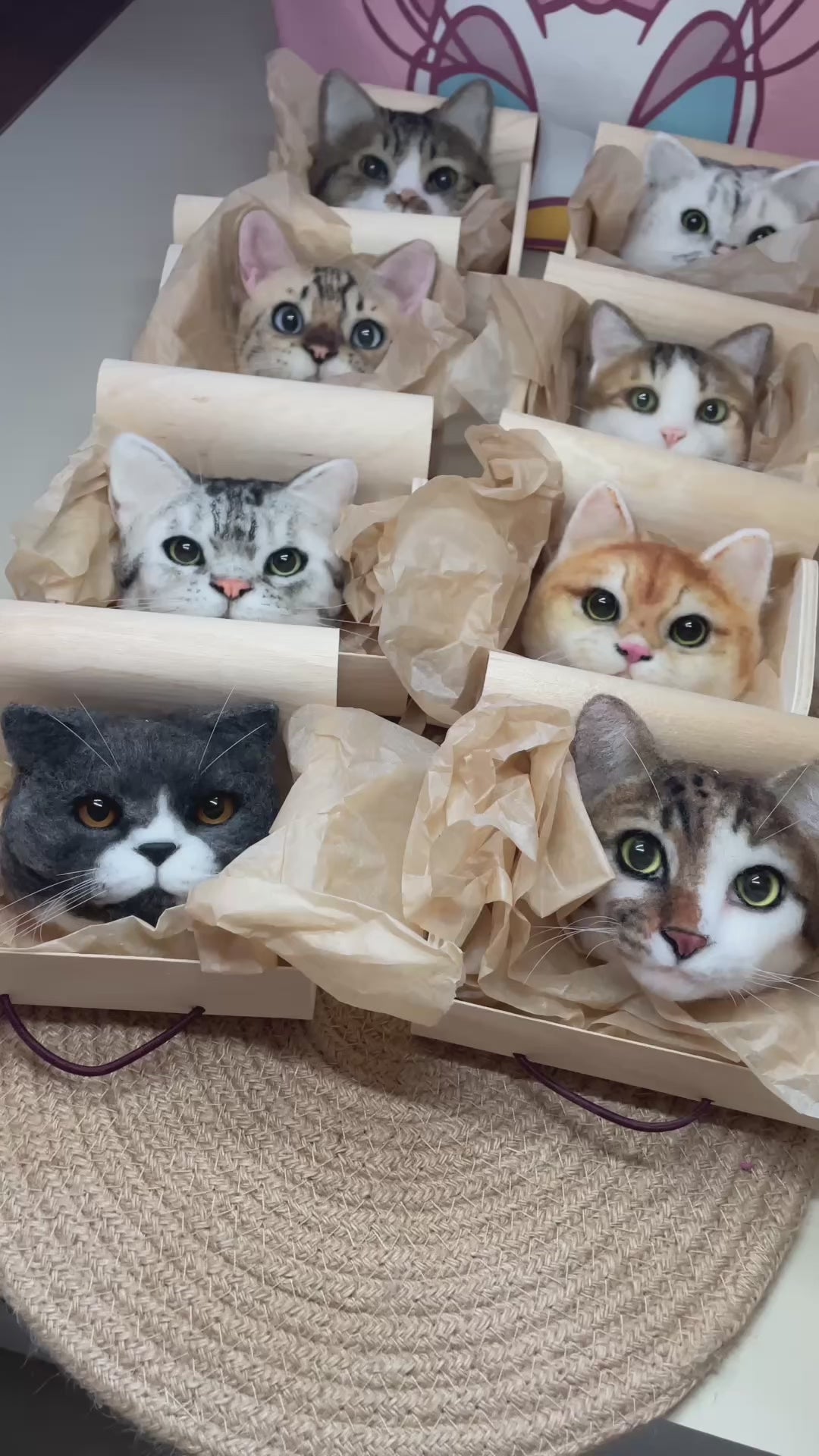 A video showcasing a collection of hyper-realistic needle felted cat head charms individually packaged in mini gift boxes. Featuring lifelike details of tabby, ginger, and British Shorthair cats, perfect as custom pet memorial gifts and unique handmade keychains for cat lovers.